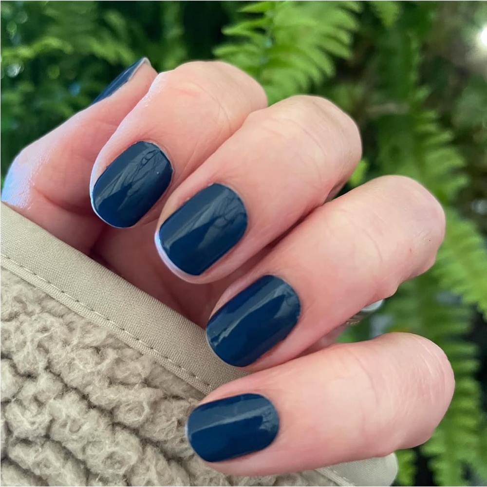 *Exclusive* Color Street: Foreshadow | Deep Navy Blue Solid Fall Winter Classic - Picture 2 of 13